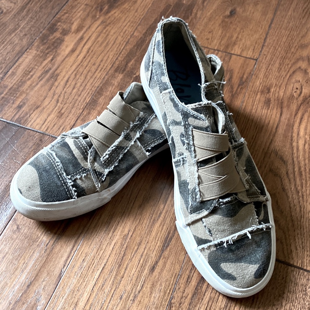 Blowfish Camo print slip-on tennis shoes Size 10